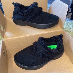 Oofos Women's Oocoozie Eezee Low Slipper - Black Sherpa